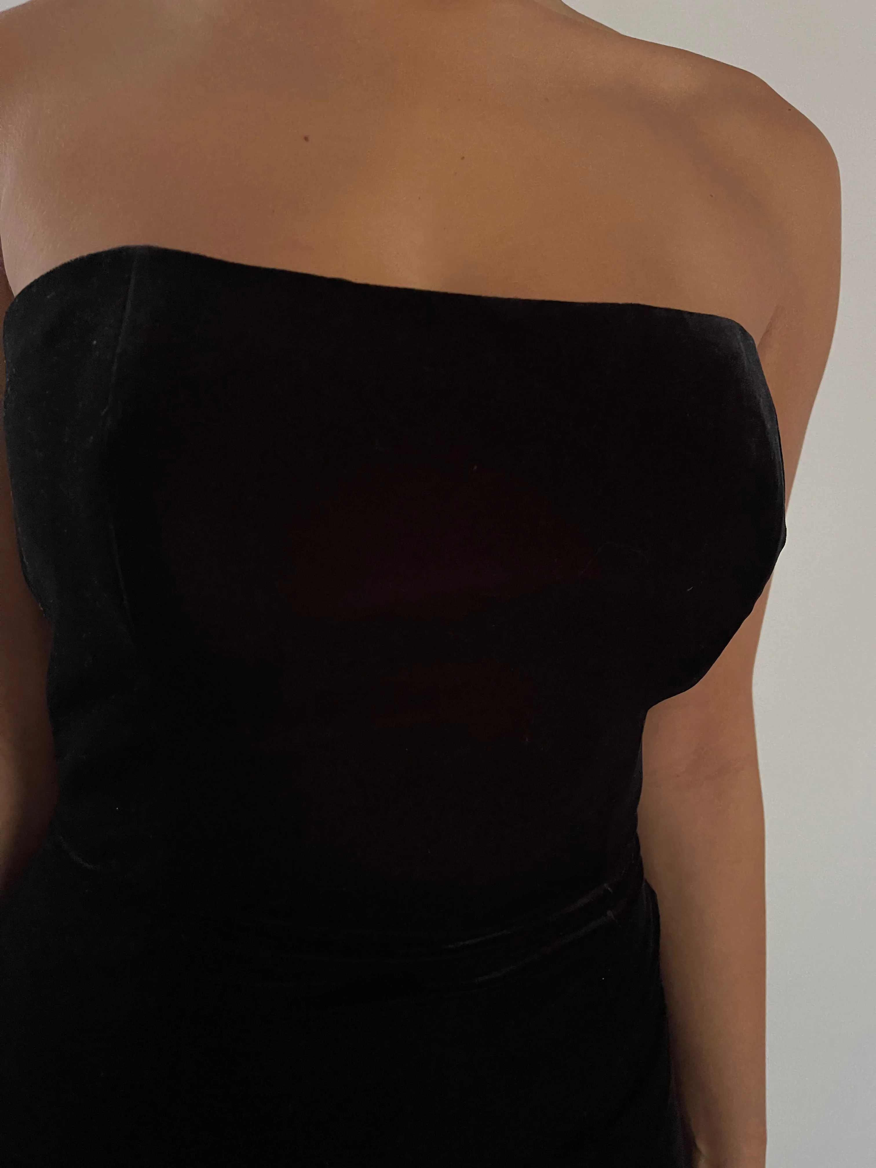 BLACK VELVET STRAPLESS GOWN - SIZE M
