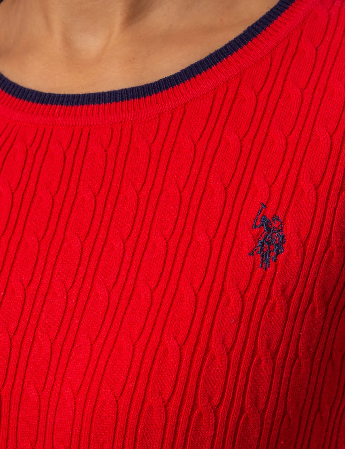 CABLE KNIT CREW NECK SWEATER