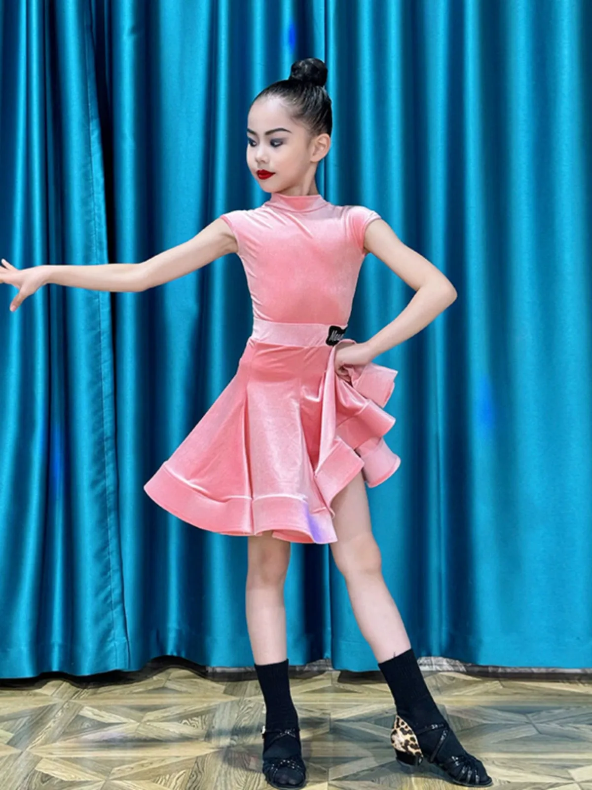 Children girls Latin dance dresses pink purple short-sleeved  ultra-thin velvet test competition ballroom latin salsa performance clothing