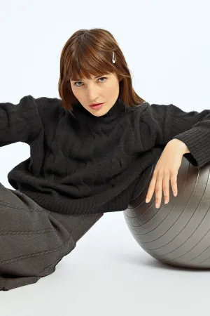 SOFT KNIT CABLE SWEATER